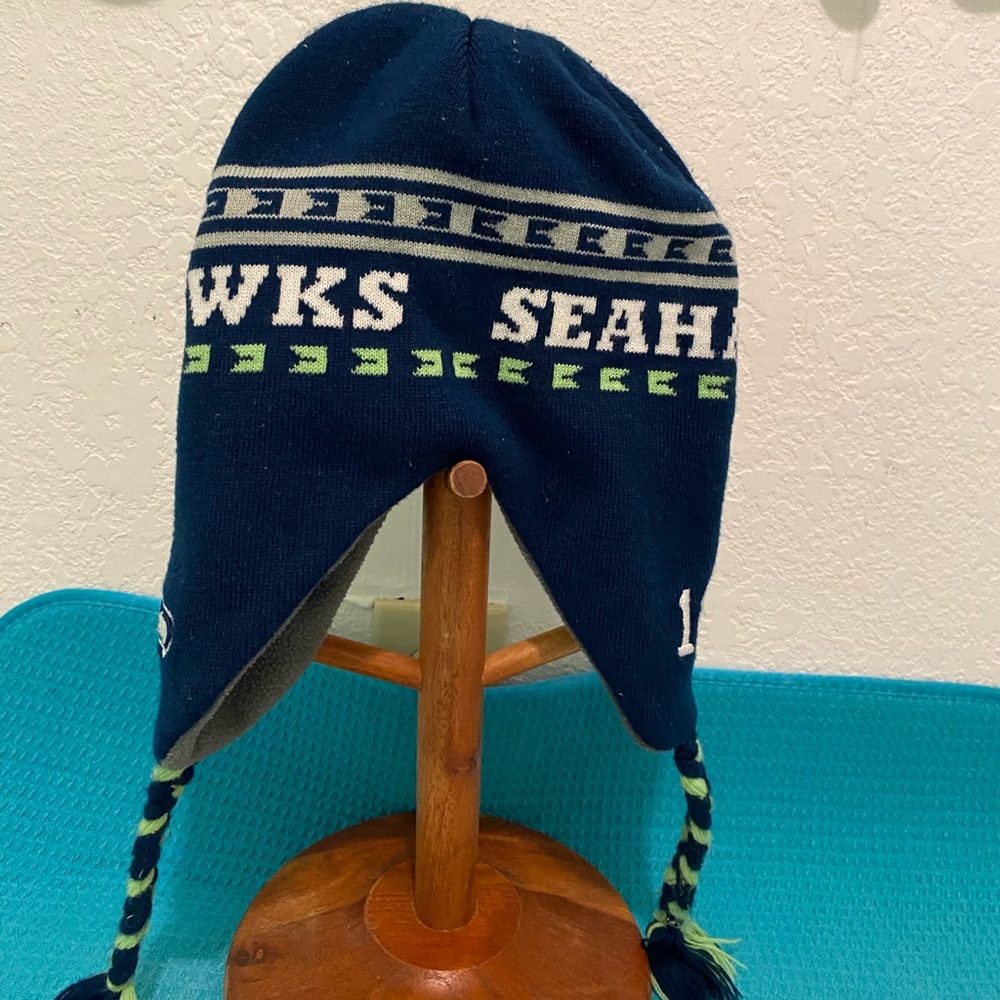 SEATTLE SEAHAWKS Vtg 2012 “Knit w/Fleece Earflap
Ties Cap” Youth Green/Blue EUC